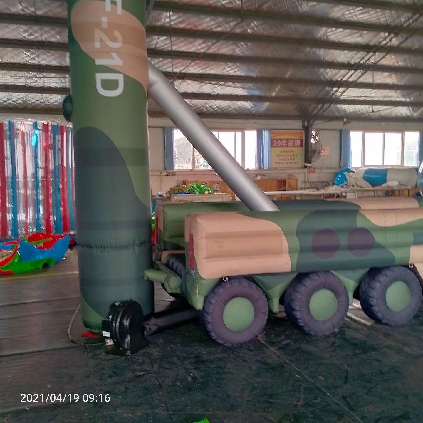 固始军事演习中的充气目标车辆：模拟发射车雷达车坦克飞机